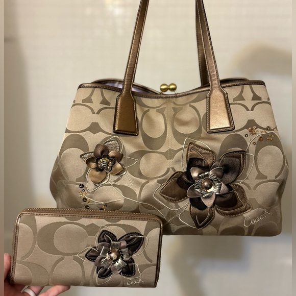 Coach Kisslock Handbag with Wallet - Picture 1 of 13